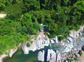 Jungle River Lodge, smáhýsi í La Ceiba