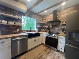 Charming Renovated Home Near Fayetteville, Rustic Retreat for Families, hotel in Raeford