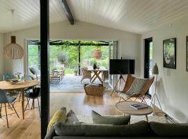 Renovated Wooden House At Vejby Beach, hôtel à Vejby