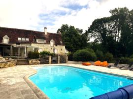 La Guirtelle 12ou14 pers piscine, hôtel à Lainsecq