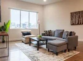 Stylish 2br1ba Free Parking Queen Beds