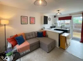 Cute & Spacious 1 Bed House by Station and River