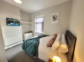 Basford House- Cosy 3 Bed, 2 bathroom Home near Hanley, Newcastle Under Lyme and A500 by Catchpole stays