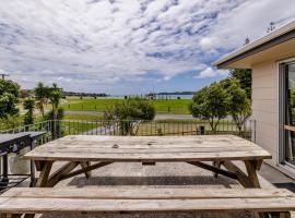 Te Tiriti Beach House - Paihia Holiday Home, hotel in Paihia