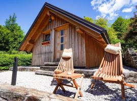 Glamping Avantura- a natural getaway by the Kolpa River, chalet de monta&ntilde;a en Kostel