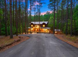 Low Rider Lodge - Backs to Pine Forest and ATV Trail Access from Driveway, hotel com banheiras de hidromassagem em Broken Bow