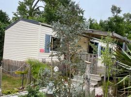 La Pinède Ensoleillée au Camping La Dune Blanche, hotel in Camiers