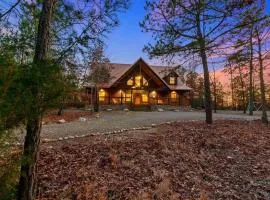 Wide Glide Lodge - In-home Movie Room, Hot Tub and Large 1-acre property with Playset