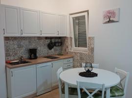 Lara - apartment near the beach โรงแรมในเวอร์บนิค