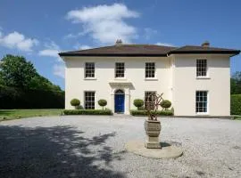 The Vicarage - Grand Country House, Walking Distance to Padstow and with Pub Across the Road
