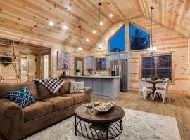 Twilight Pines - Dreamy Cabin w Hot Tub & optional Kids Loft, khách sạn có bồn tắm nóng ở Broken Bow