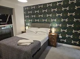 8 mins walk City Centre, Birmingham University, 20 mins walk Edgebaston stadium, 1 Bed Spacious Apartment