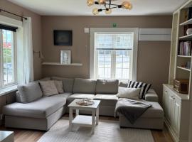 Fin leilighet, sentralt og sj&oslash;n&aelig;rt,med parkering