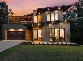 Lookout Chalet NEW Build huge Party Deck Hot Tub and Trail Access