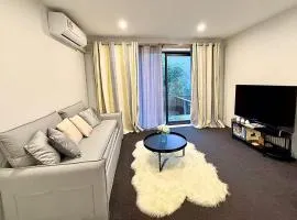 Modern 3BR Retreat, Deck and Views