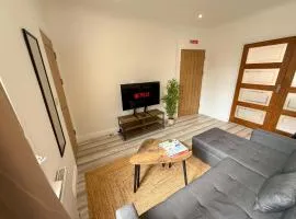 Modern Zen Flat Next to Town Centre - Free Parking