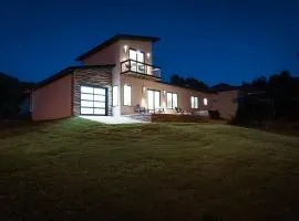 Slickrock Chalet Contemporary Pet friendly Hot tub