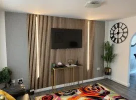Plantsbrook Place - Luxury 4 bed House + Parking