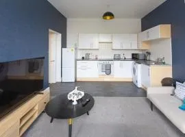 Cozy 2 bedroom apartment in quiet M16 area prefect for friends or couples