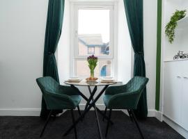 Studio flat in Dundee, хотел в Дънди