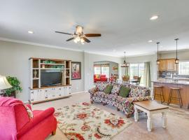 10 Mi to Aztec Ruins Family Home with Large Yard!, hotel en Aztec