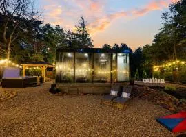 Secluded Mirror Cabin-Luxury-Hot Tub-FirePit