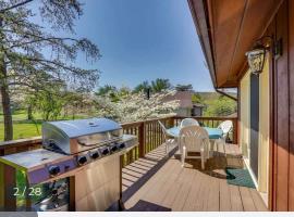 Golf Course Views w Fireplace & Resort Amenities, hotelli kohteessa Hedgesville