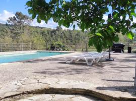 Bosquet de l'Auró, hotel v destinaci Argençola