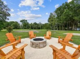 Spacious 4 Bedroom Entire Home, Tampa, Fire Pit