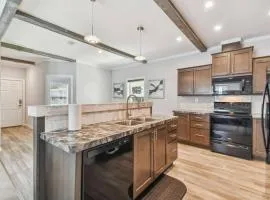 2 Bed Cozy Home, Dade City, Pickle Ball and Pool