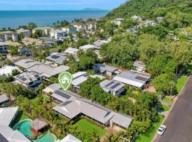 Poolside Palms Villa, hotel in Trinity Beach
