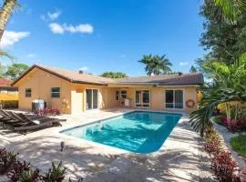 Beautiful Villa 4 BD 3 BA with Heated Private Pool, Close to Beach
