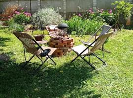 CAMPING under walnut, with your own tent, with shared bathroom, kemp v destinaci Mrše