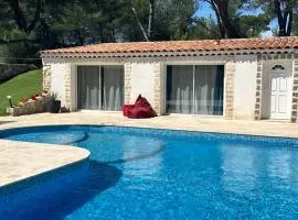 Jolie maison avec vue sur piscine
