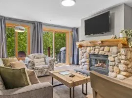 Creekside Downtown 2 Bedroom Condo managed by Little Sister Getaways