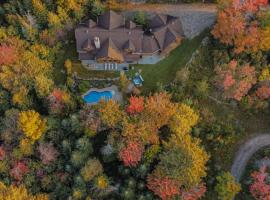 Serene Private Escape, Pool, Hot Tub, Sauna, Views, hotel in Mille-Isles