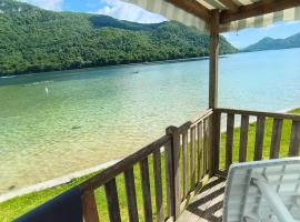 mobil home 4 personne 2 chambre vu lac a condes, campsite in Condes