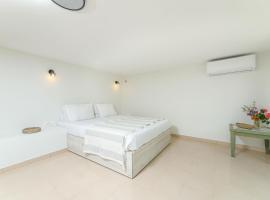 Lyria Hotel Apartments, hotel in Stalós