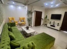 Royal BNB One bedroom luxury apartment in Downtown Lahore