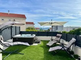 Modern apartment with jacuzzi "Sunny Home"