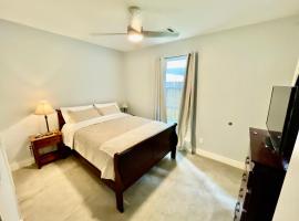 EADO Essentials Suite with Fridge, Microwave, WiFi and AC, guest house in Houston