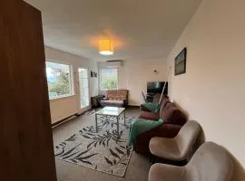 Retro cosy unit with lake views and patio walk to town