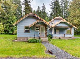 Mt Rainier Retreat 7 Mi to Park Entrance!, cottage in Ashford
