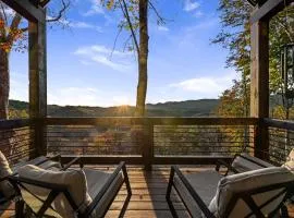 Luxury Blackbird Cabin Stunning Views, Hot Tub and Fire Pit