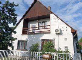 Boh&eacute;mf&eacute;szek Vend&eacute;gh&aacute;z, коттедж в городе Балатонфеньвеш