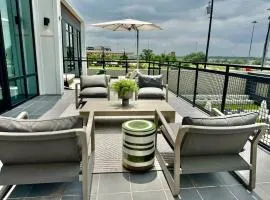 Cozy 1BR Near Domain Pool &Gym