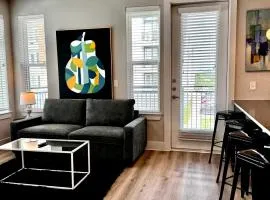 Upscale 2 Bed Apt Pool & Gym