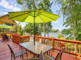 Lakefront Sparta Cottage with Decks and Boat Dock, hotel v destinaci Sparta