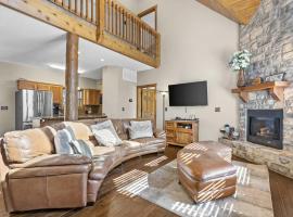 Serenity Oaks Stay for 16, hotel em Branson