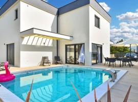 Jlo1 mit beheizbarem Pool, hotel in Peroj